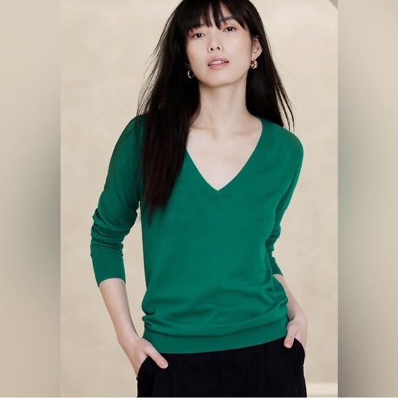 🍁🍃🍁🍃Banana Republic 100% Merino wool M emerald Green Sweater V-neck fall 🍁🍃🍁🍃 - Picture 1 of 7